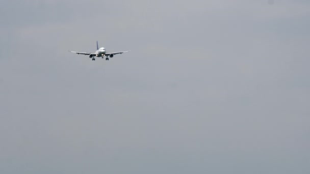 Avión bimotor acercándose al aterrizaje en aeropuerto
 - Imágenes, Vídeo