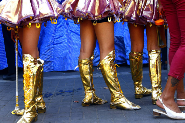 Красочные костюмы, наряд и реквизит участников парада
 - Фото, изображение