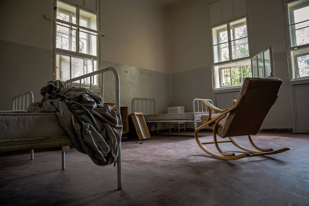 Kötü hasta durumu olan eski bir klinik. İhmal hijyen, saha koşulları - Fotoğraf, Görsel