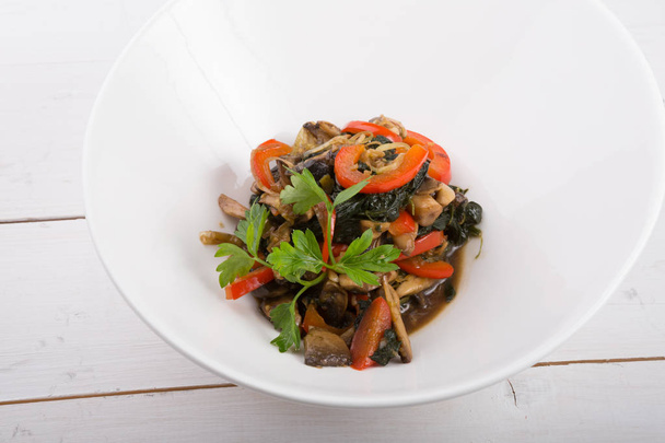 Asian mushroom mixed salad with vegetables - Foto, immagini