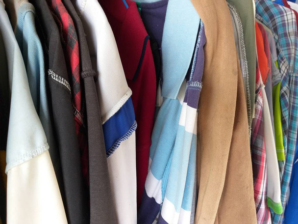 fermer Différents vêtements sur cintres
 - Photo, image