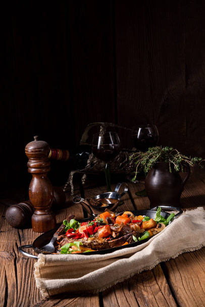 tender beef topped with various vegetables - Fotoğraf, Görsel