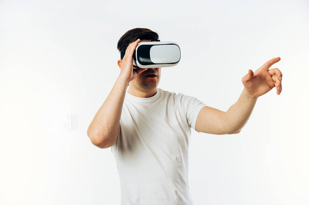 Man in white T-shirt wearing virtual reality 3D headset  - Valokuva, kuva