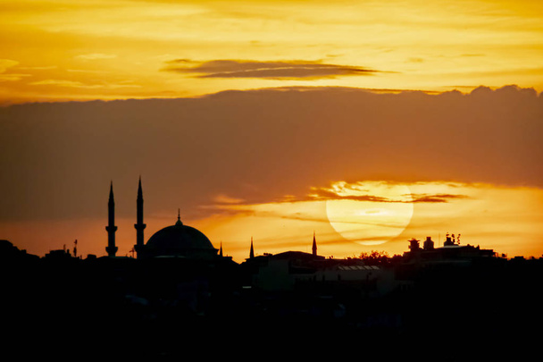 lever de soleil et silhouette de ville avec mosquée à Istanbul
 - Photo, image