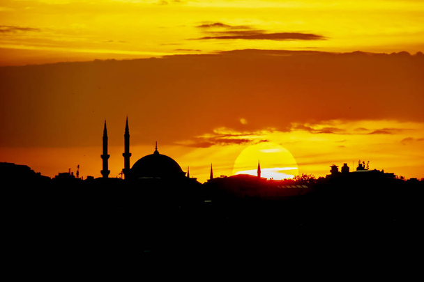 lever de soleil et silhouette de ville avec mosquée à Istanbul
 - Photo, image