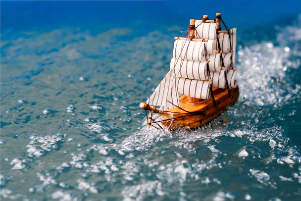 pequeño barco de juguete en el agua con grandes olas
, - Foto, Imagen