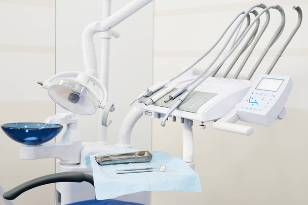 Фонове зображення стоматологічних інструментів та обладнання у порожньому кабінеті стоматологів, копіювання простору
 - Фото, зображення