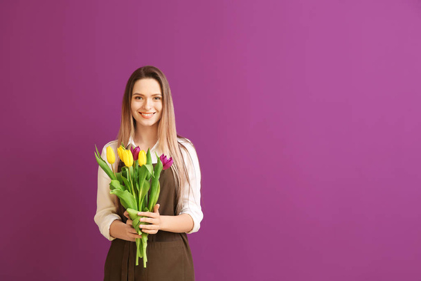 Nuori nainen kukkakauppa kukkakimppu väri taustalla
 - Valokuva, kuva