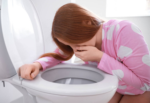 Mladá těhotná žena trpící toxikózou na toaletě - Fotografie, Obrázek