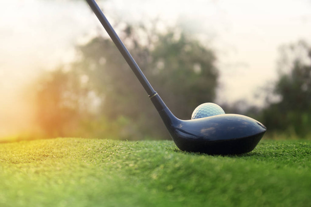 Golfclubs en golfballen op een groen gazon - Foto, afbeelding