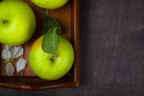 Green apples on a wooden tray. - Fotoğraf, Görsel
