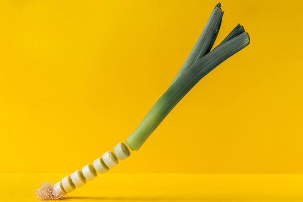 Свіжий сирий зелений цибуля-порей ізольований на жовтому
 - Фото, зображення