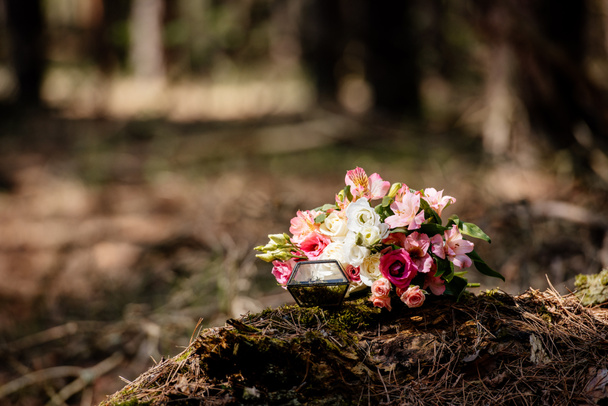 bouquet of fresh flowers and box with wedding ring - Zdjęcie, obraz
