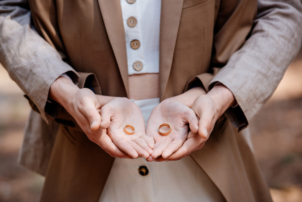 cropped view of stylish couple holding wedding rings - Fotoğraf, Görsel