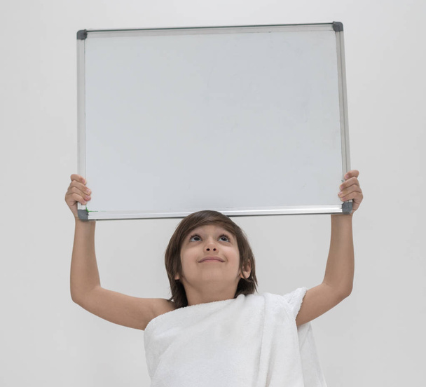 Child ready for Hajj holding copy space board - Zdjęcie, obraz