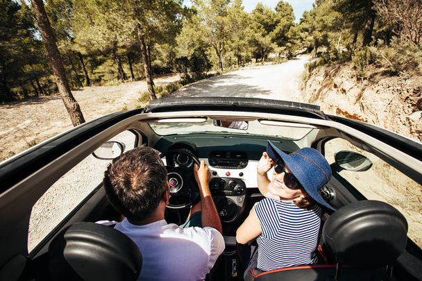 Woman and her boyfriend in convertible - Photo, Image