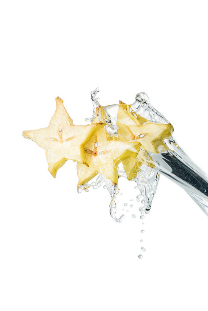 Свежие экзотические фрукты звезды ломтики и брызги воды изолированы на белом
 - Фото, изображение