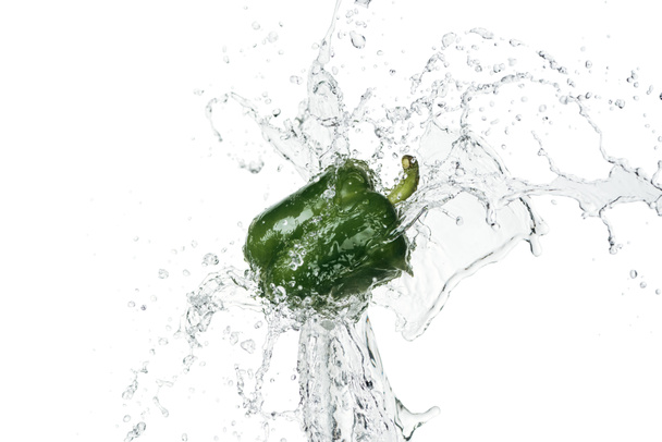зеленый свежий перец колокольчика с чистой водой брызги изолированы на белом
 - Фото, изображение