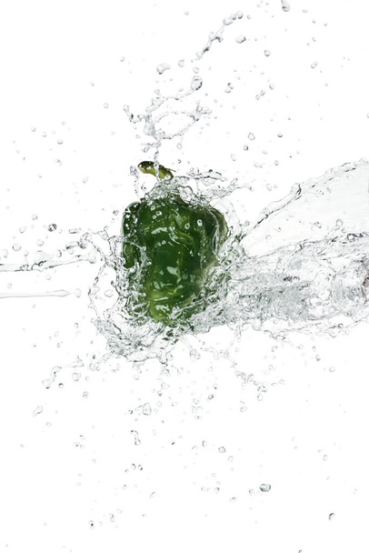 grüne Paprika mit klarem Wasserspritzer isoliert auf weißem - Foto, Bild