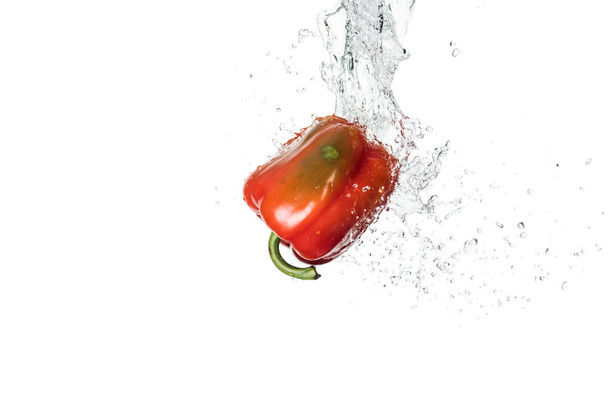 gustoso peperone rosso fresco con spruzzi d'acqua e gocce isolate su bianco
 - Foto, immagini