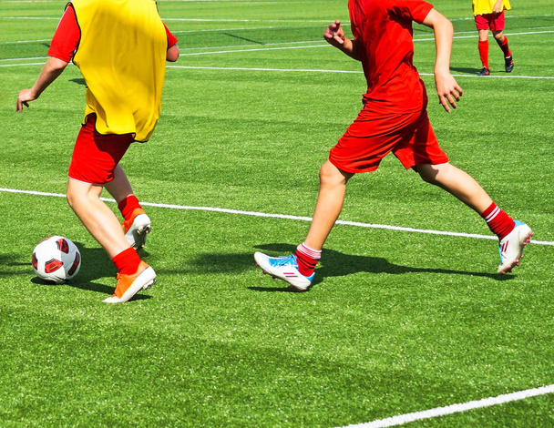 Jovens meninos estão jogando futebol
 - Foto, Imagem