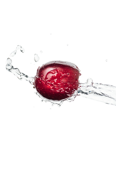 ολόκληρο ώριμο κόκκινο μήλο και καθαρό νερό splash απομονώνονται σε λευκό - Φωτογραφία, εικόνα