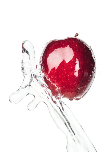 Olgun kırmızı elma ve berrak su sıçraması beyaza izole edilmiş. - Fotoğraf, Görsel