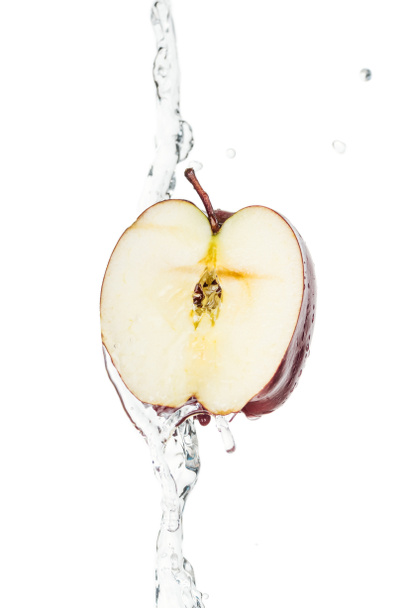 olgun kırmızı elma yarım ve beyaz izole berrak su akışı - Fotoğraf, Görsel