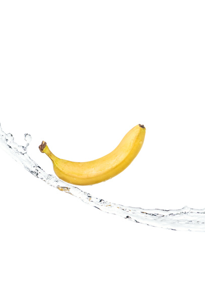 hele rijpe gele banaan op waterstroom geïsoleerd op wit - Foto, afbeelding