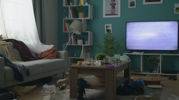 Zoom em de conceito da bagunça na sala de estar após a festa
 - Filmagem, Vídeo