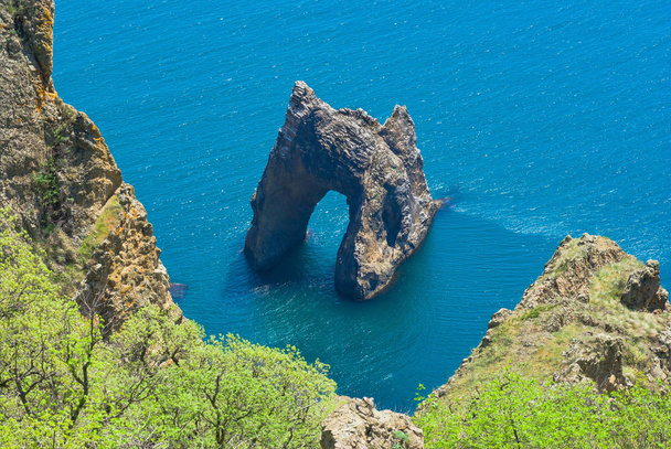 Híres Golden Gate vulkáni rock Karadag nemzeti parkban Koktebel közelében, Crimea, Ukrajna - Fotó, kép