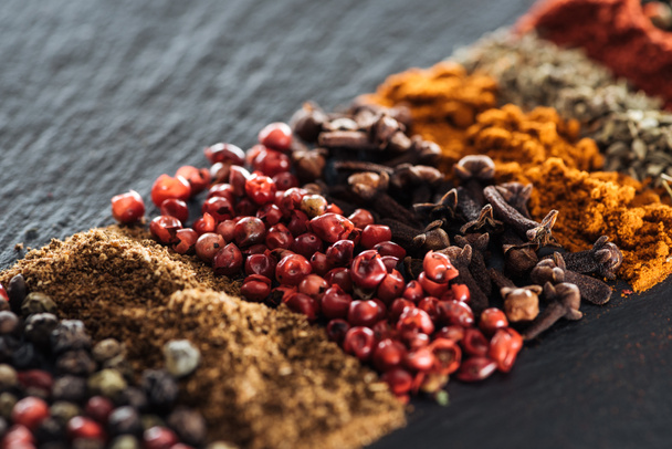 close up view of traditional aromatic indian spices - Foto, afbeelding