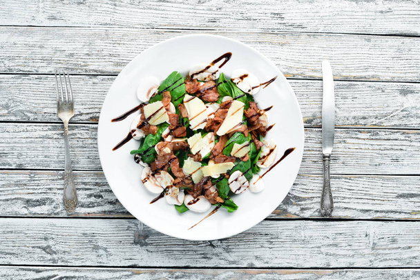 Salad of veal, spinach, mushrooms and Parmesan cheese. Top view. Free space for your text. - Fotoğraf, Görsel