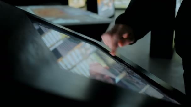 Uomo con display touchscreen interattivo al museo di storia moderna
 - Filmati, video