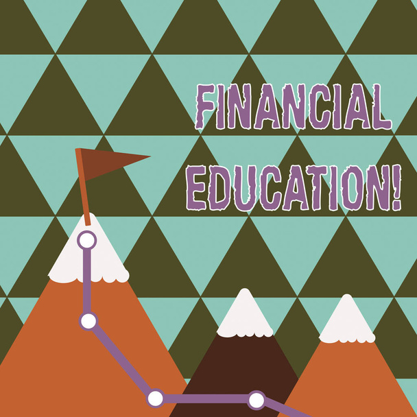 Finansal Eğitimi gösteren bir not yazıyorum. İş fotoğraflarında eğitim ve çeşitli finansal alanların anlaşılması Yürüyüş Yolu ile Üç Dağ ve Bayrak ile Beyaz Karlı Tepe. - Fotoğraf, Görsel