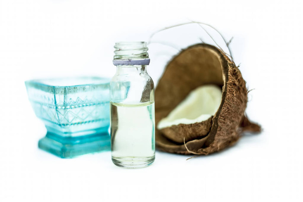 A legjobb otthon orvosolni, hogy csökkentsék a korai szürkék elszigetelt fehér azaz kókuszolaj jól kevert citromlevet egy üvegtálban teljes nyersanyagokat. - Fotó, kép