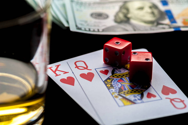 Playing Cards, Red Gaming Dices And Glasses of Whiskey - 写真・画像