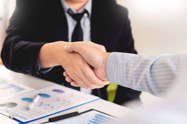 Business Meeting agreement Concept de poignée de main, Tenue de main après
 - Photo, image