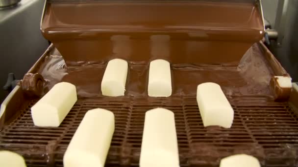 Suklaamakeisia liukuhihnalla
 - Materiaali, video