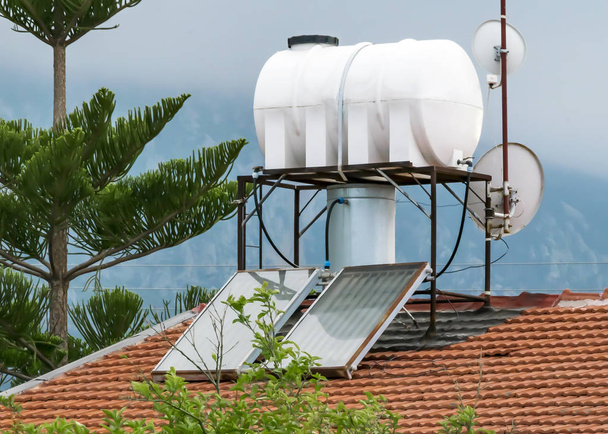 Solar Bojler a vidéki ház cseréptetős. Alternatív energia-és ökológia koncepció. - Fotó, kép