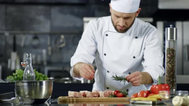 Chef di sesso maschile condire carne al rallentatore. Ritratto di cuoco condimento bistecca
 - Filmati, video