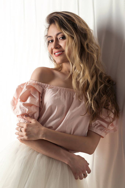Hermosa joven en una blusa rosa con los hombros abiertos
 - Foto, Imagen