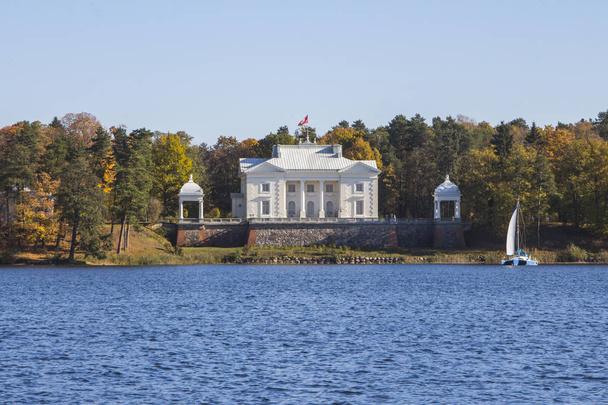 Uzutrakis é uma antiga mansão nas margens do Lago Galve em Trakai. Lituânia
 - Foto, Imagem