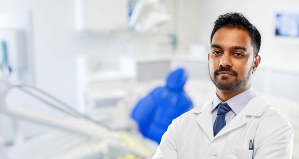 indian dentist in white coat at dental clinic - Zdjęcie, obraz