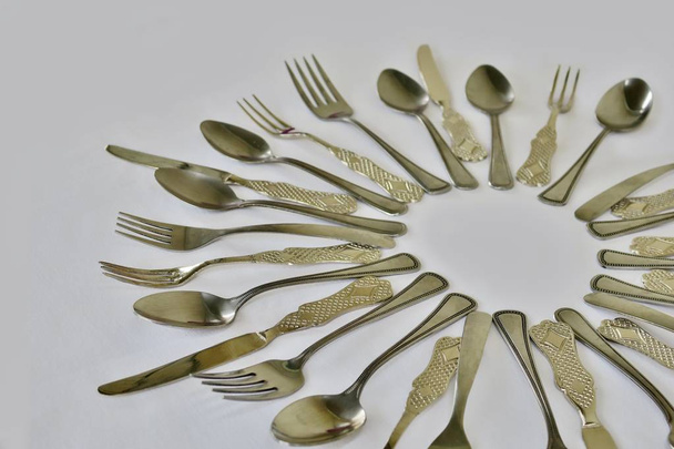 Küchenset aus Löffeln, Gabeln und Messern auf weißem Hintergrund - Foto, Bild