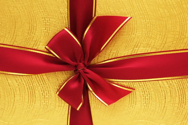 κοντινό πλάνο το κιβώτιο δώρων με κόκκινη κορδέλα - Φωτογραφία, εικόνα