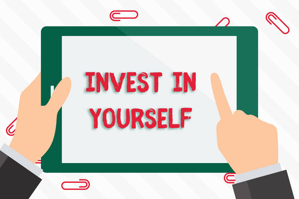 Invest In Yourself'i gösteren metin işareti. Kavramsal fotoğraf böylece çok daha iyi İşadamı El Tutma, İşaret leme ve Renkli Tablet Boş Ekran dokunmadan yeni şeyler veya malzemeler öğrenmek. - Fotoğraf, Görsel