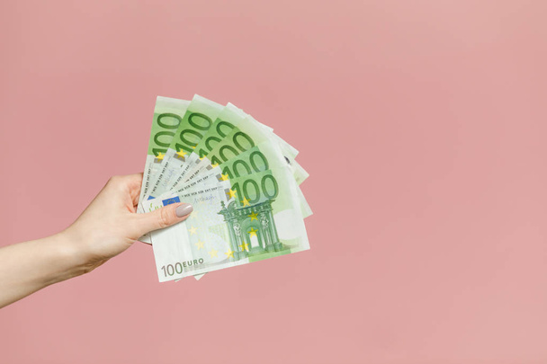 Concepto de negocios y finanzas. Dinero en efectivo. Mujer sosteniendo billetes en euros
. - Foto, imagen