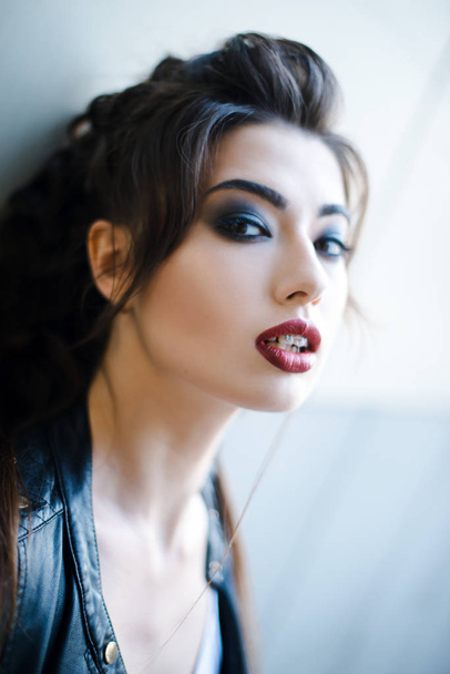 young beautiful brunette woman close up portrait  - Foto, Imagen