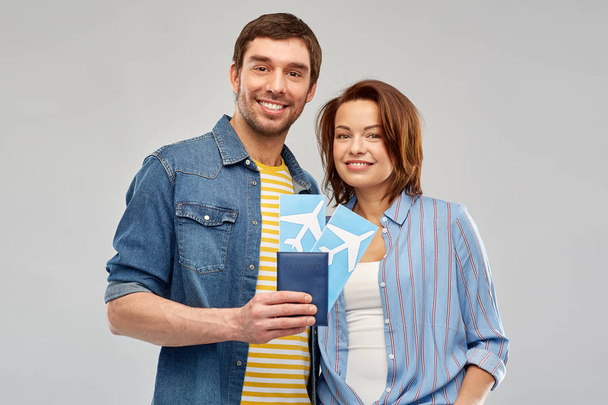 happy couple with air tickets and passport - Φωτογραφία, εικόνα